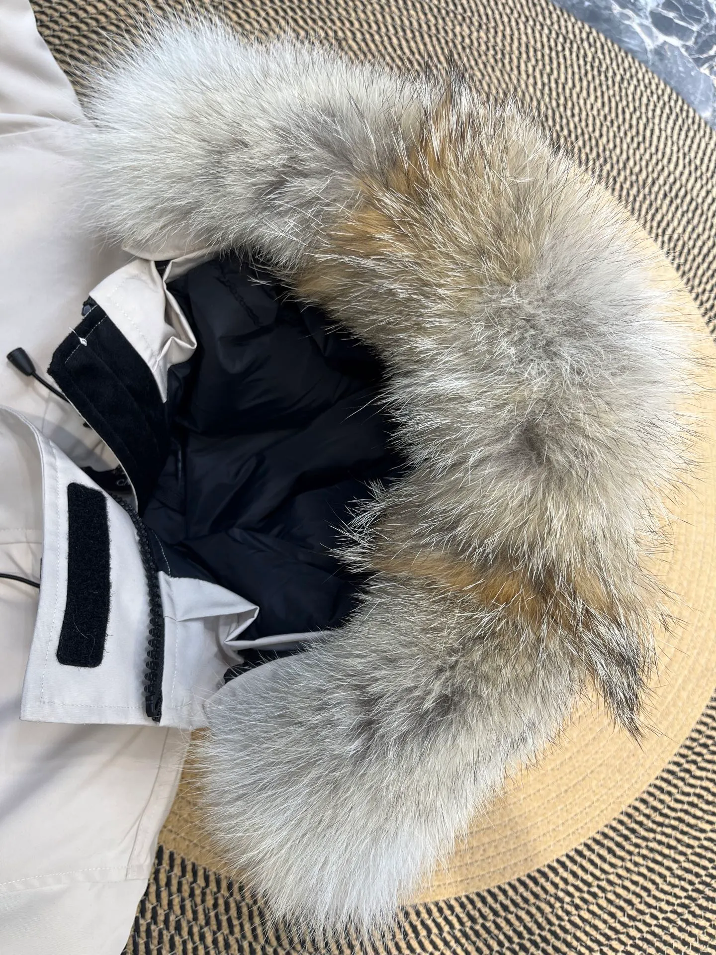P840 𝘾𝘼𝙉𝘼𝘿𝘼 𝙂𝙊𝙊𝙎𝙀Big Goose 13# The design of Big Goose 13 is simple and elegant, a little longer than the 08 model, more suitable for men and suitable for business people. This down jacket is popular for its simple design, which is not only practical but also has a certain sense of fashion. In terms of applicability, the Daye 13 model provides good thermal insulation performance. Its thermal insulation coefficient is level 5, which can provide enough warmth and is suitable for wearing in cold environments. In addition, the Daye 13 model also has a high cost performance. Compared with other models, it provides a better balance between price and performance, making it more competitive in the market.  size：xs-xxl
